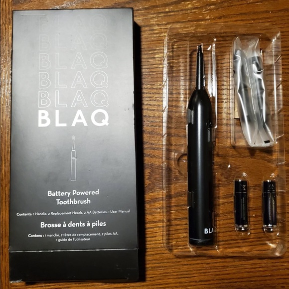 NEW! BLAQ battery powered toothbrush 1 Handle 2 Replacement Heads - Picture 2 of 3
